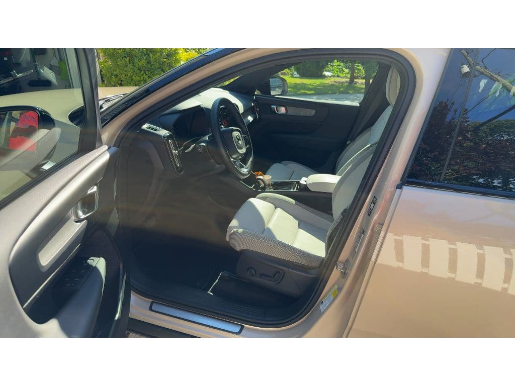 2026 Volvo EX40 view 5
