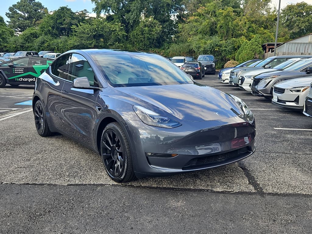 2023 Tesla Model Y view 4