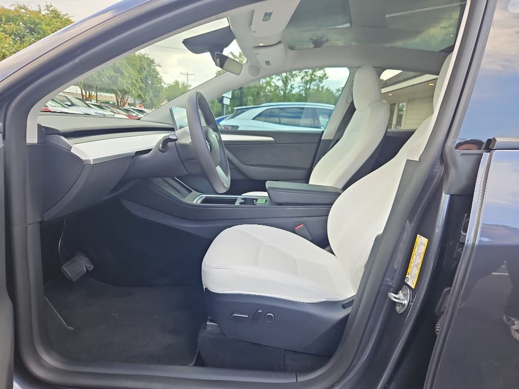 2023 Tesla Model Y view 5