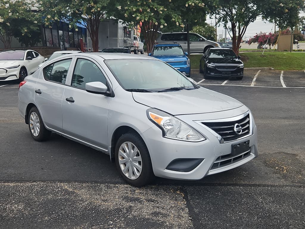 2019 Nissan Versa view 4
