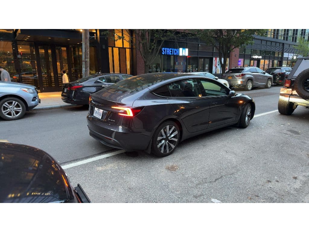 2024 Tesla Model 3 view 3