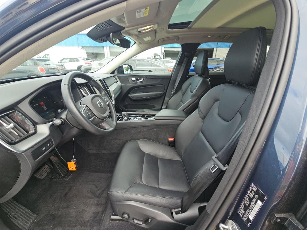 2024 Volvo XC60 view 5