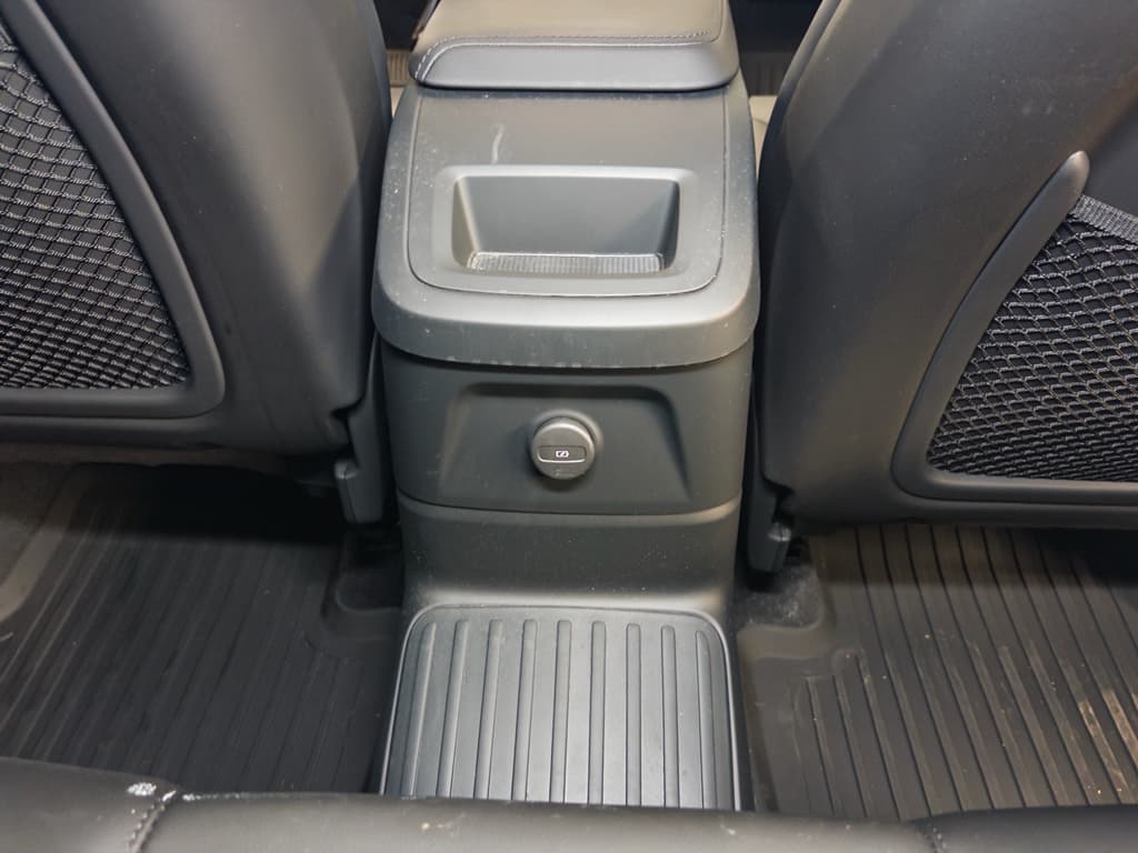 2024 Volvo XC60 view 23