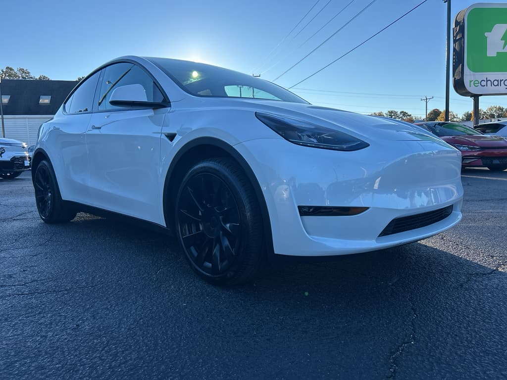 2023 Tesla Model Y view 4