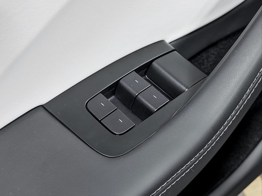 2024 Tesla Model 3 view 7
