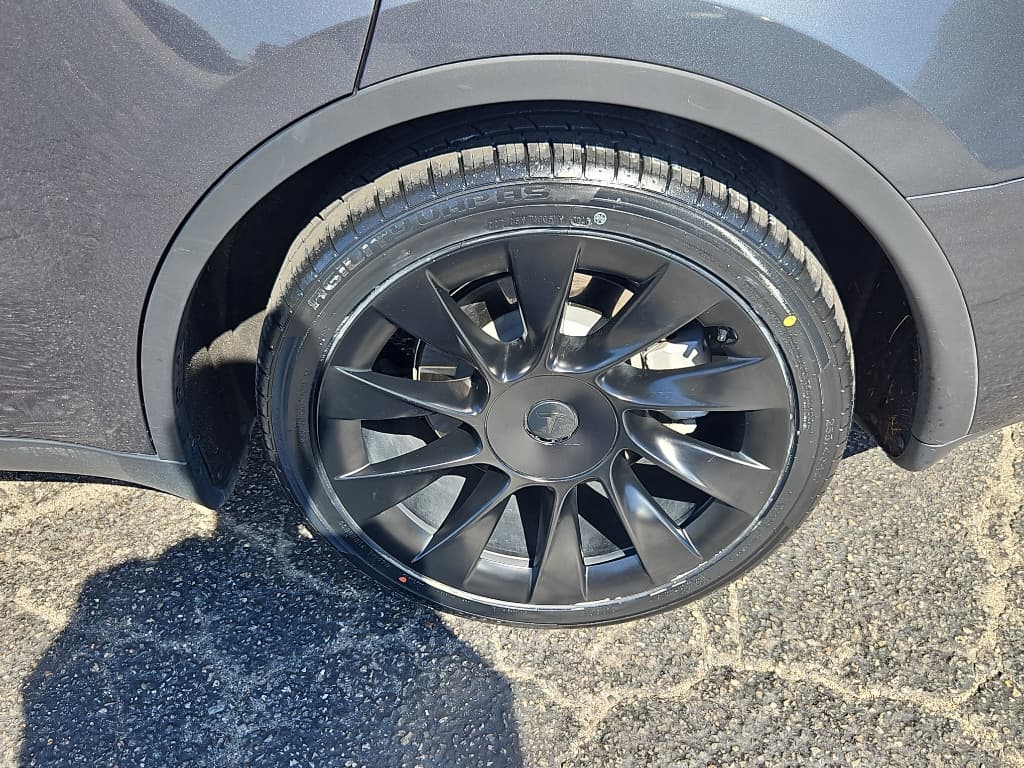 2023 Tesla Model Y view 26