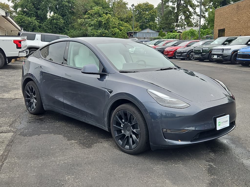2023 Tesla Model Y view 4