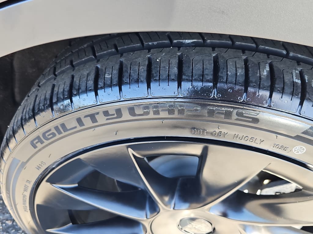 2023 Tesla Model Y view 27
