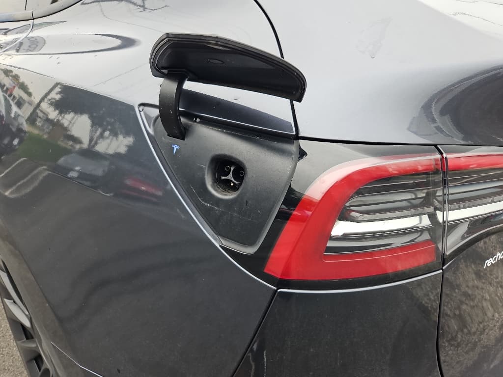 2023 Tesla Model Y view 11