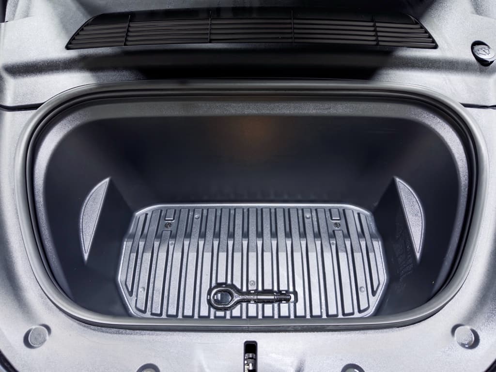 2023 Tesla Model Y view 24