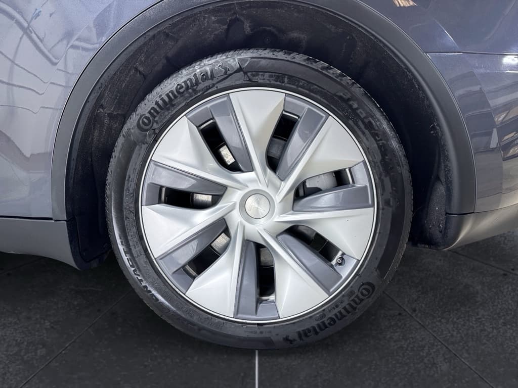 2023 Tesla Model Y view 31