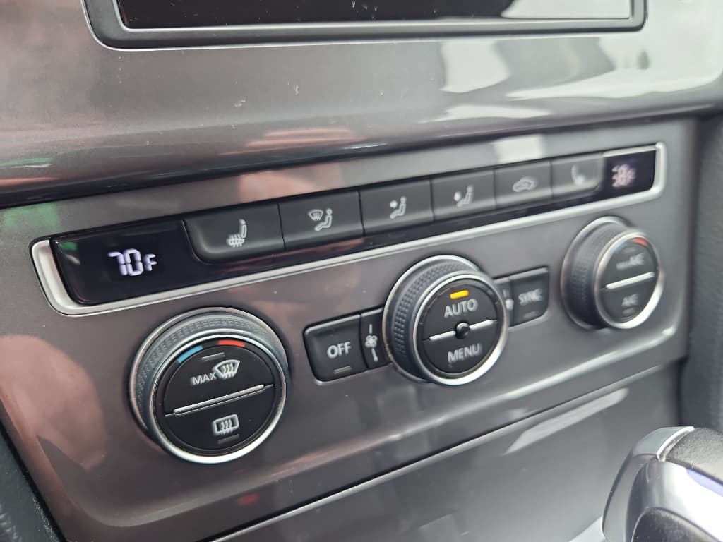 2016 Volkswagen e-Golf view 16