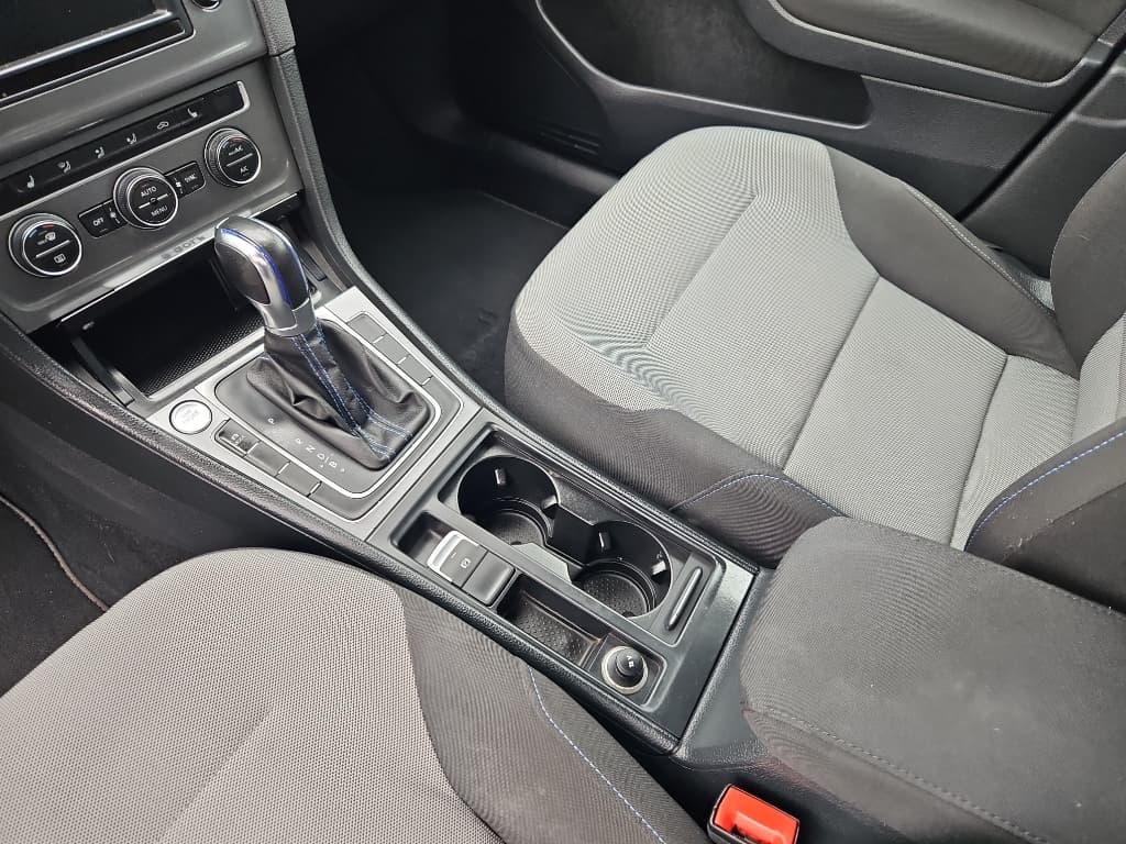 2016 Volkswagen e-Golf view 8