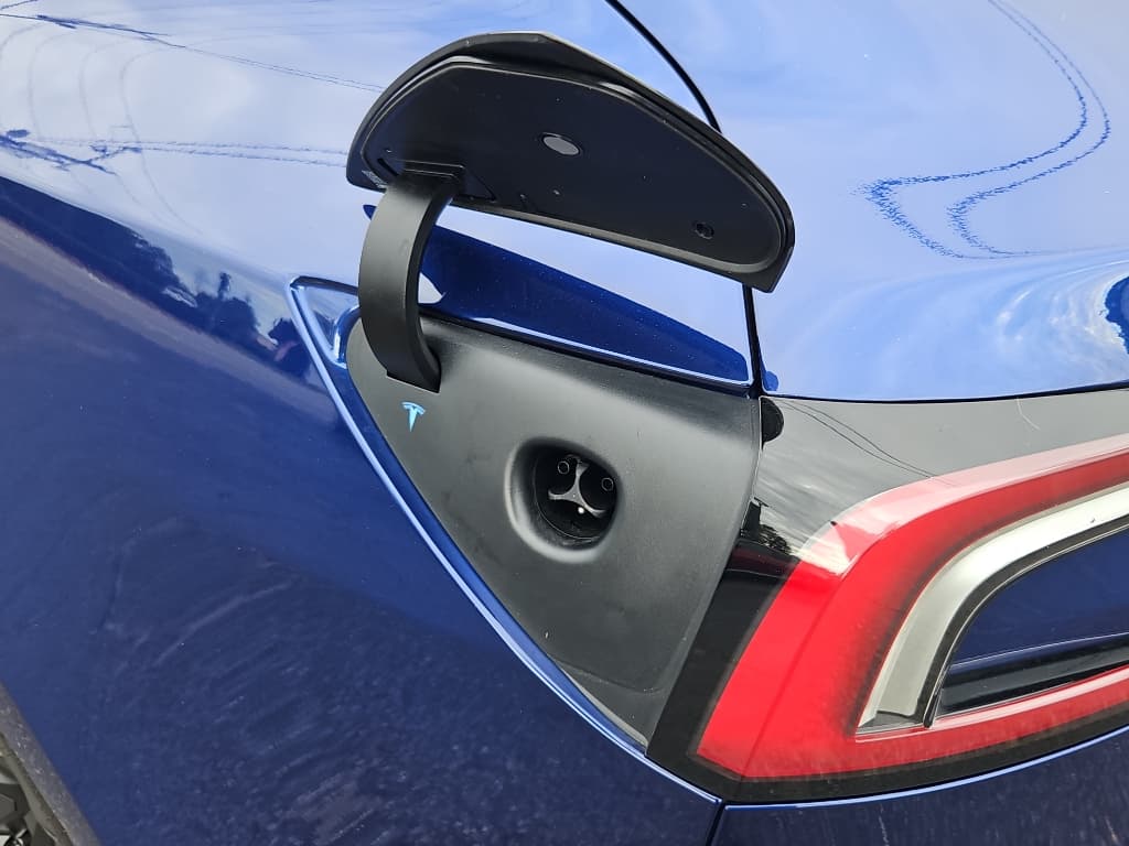 2025 Tesla Model 3 view 5