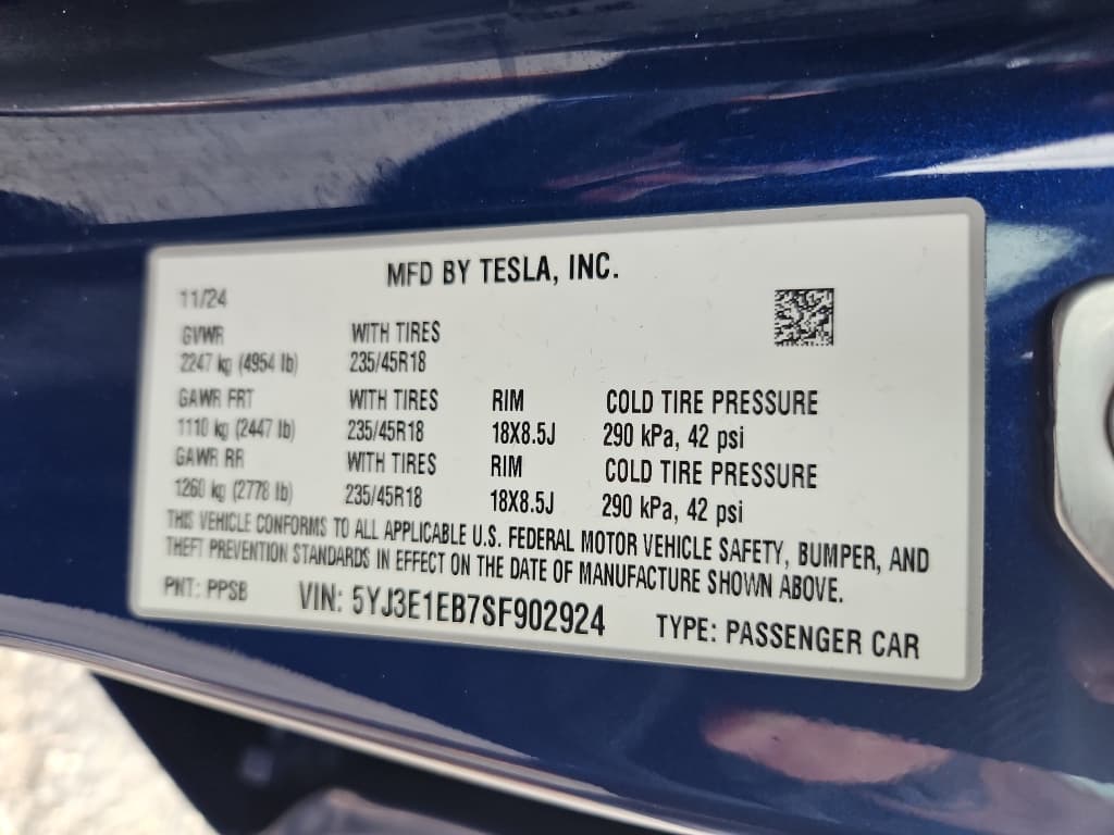 2025 Tesla Model 3 view 27