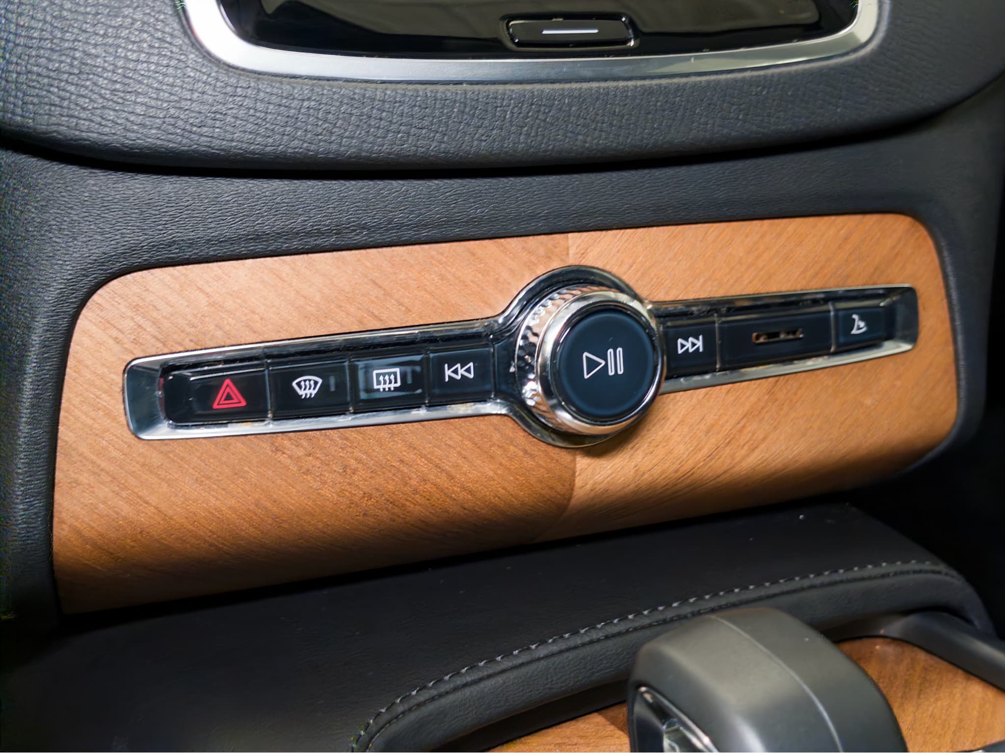 2023 Volvo XC90 view 16