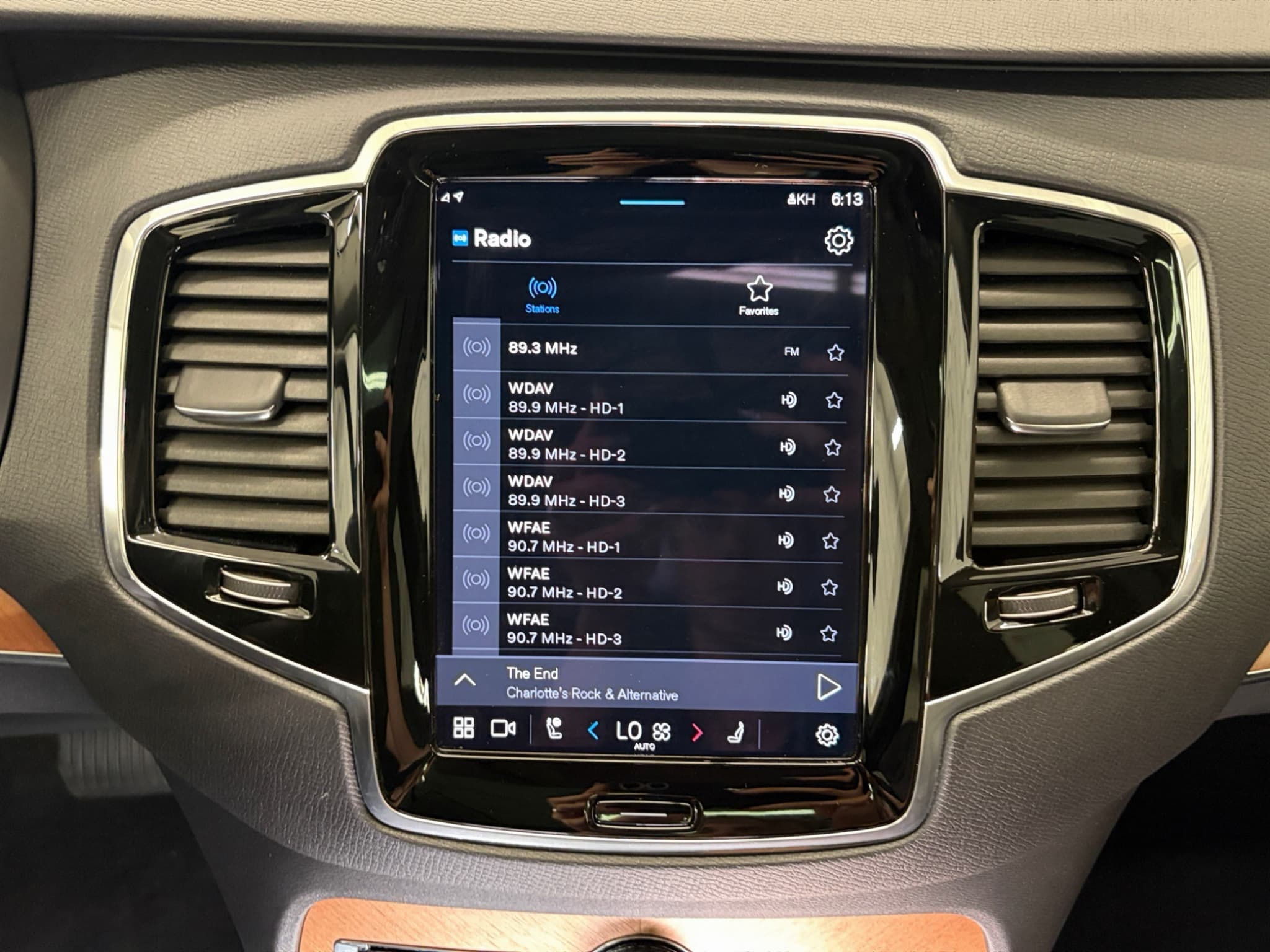 2023 Volvo XC90 view 12
