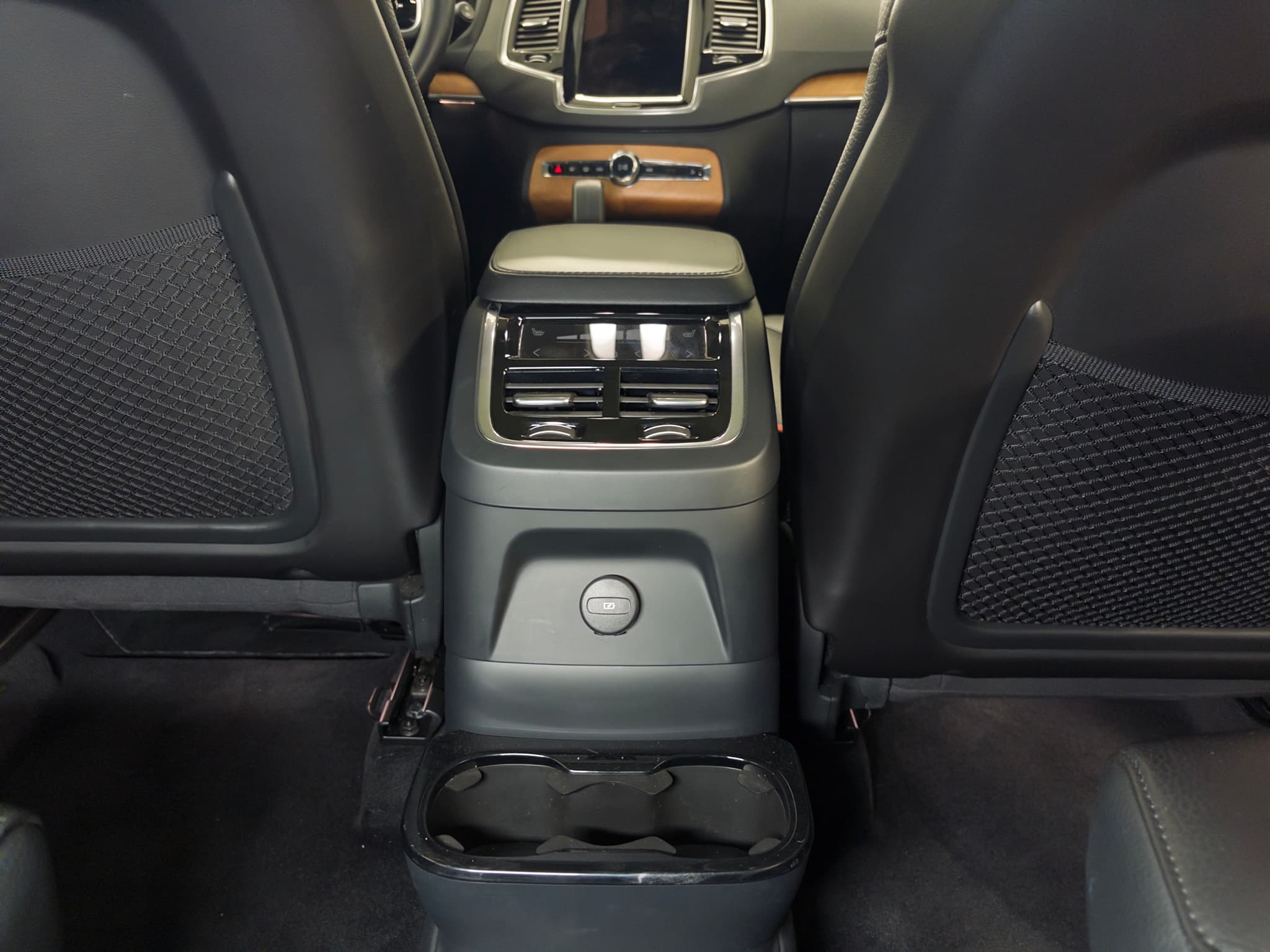 2023 Volvo XC90 view 22