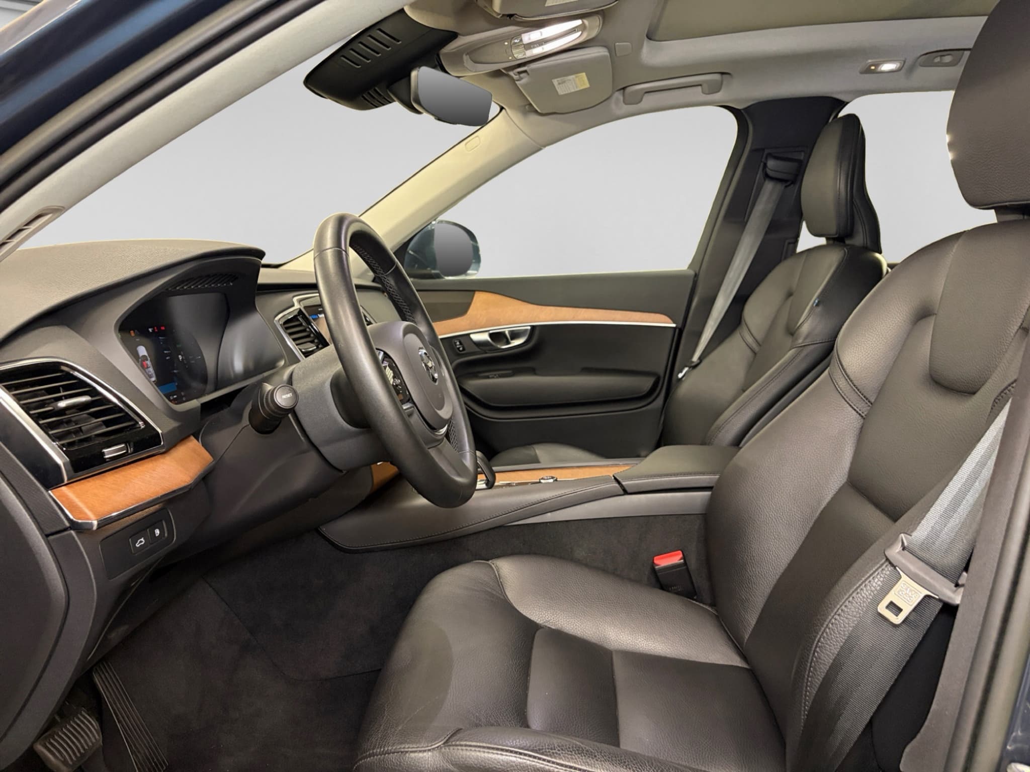 2023 Volvo XC90 view 18