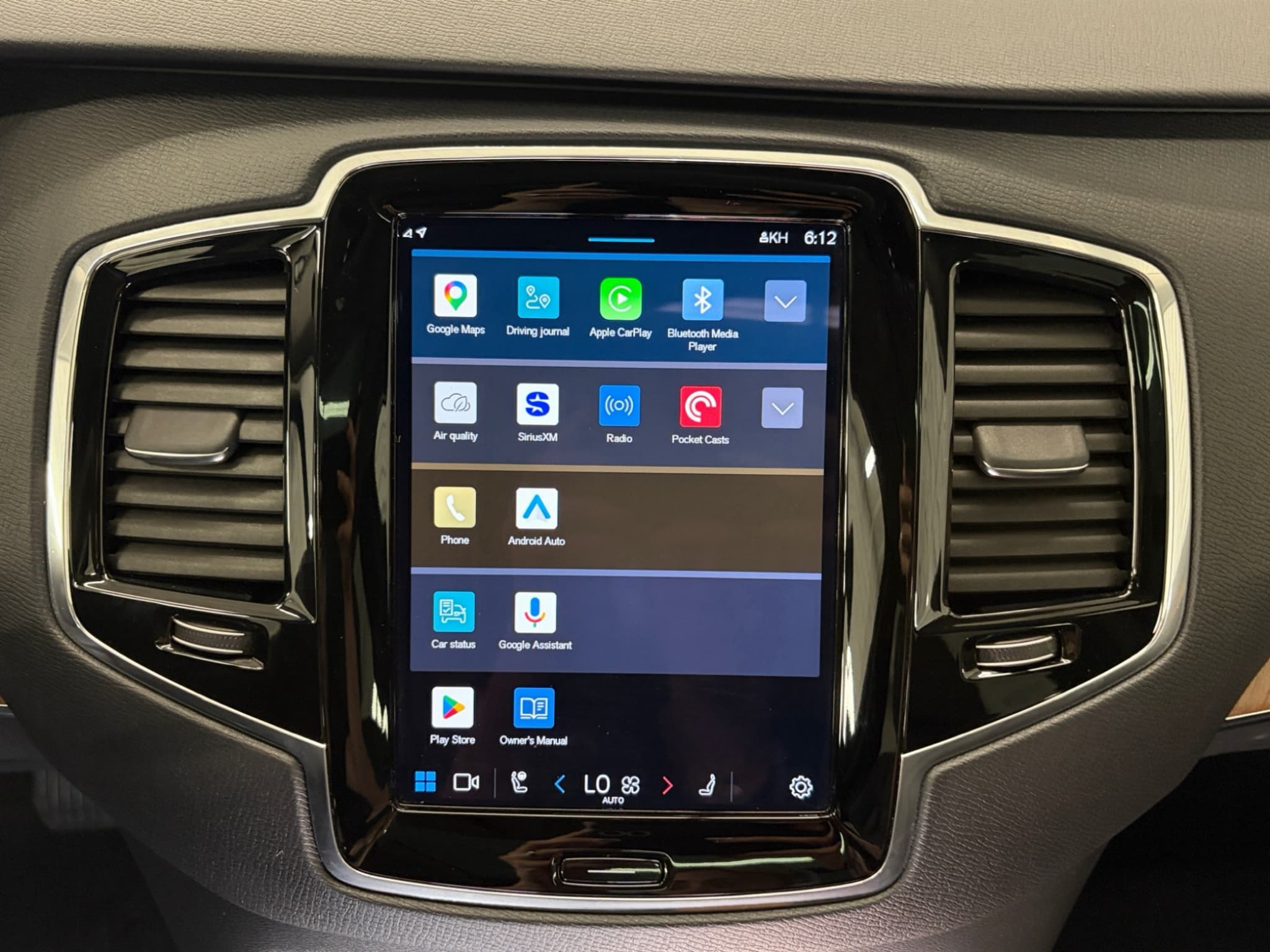 2023 Volvo XC90 view 11