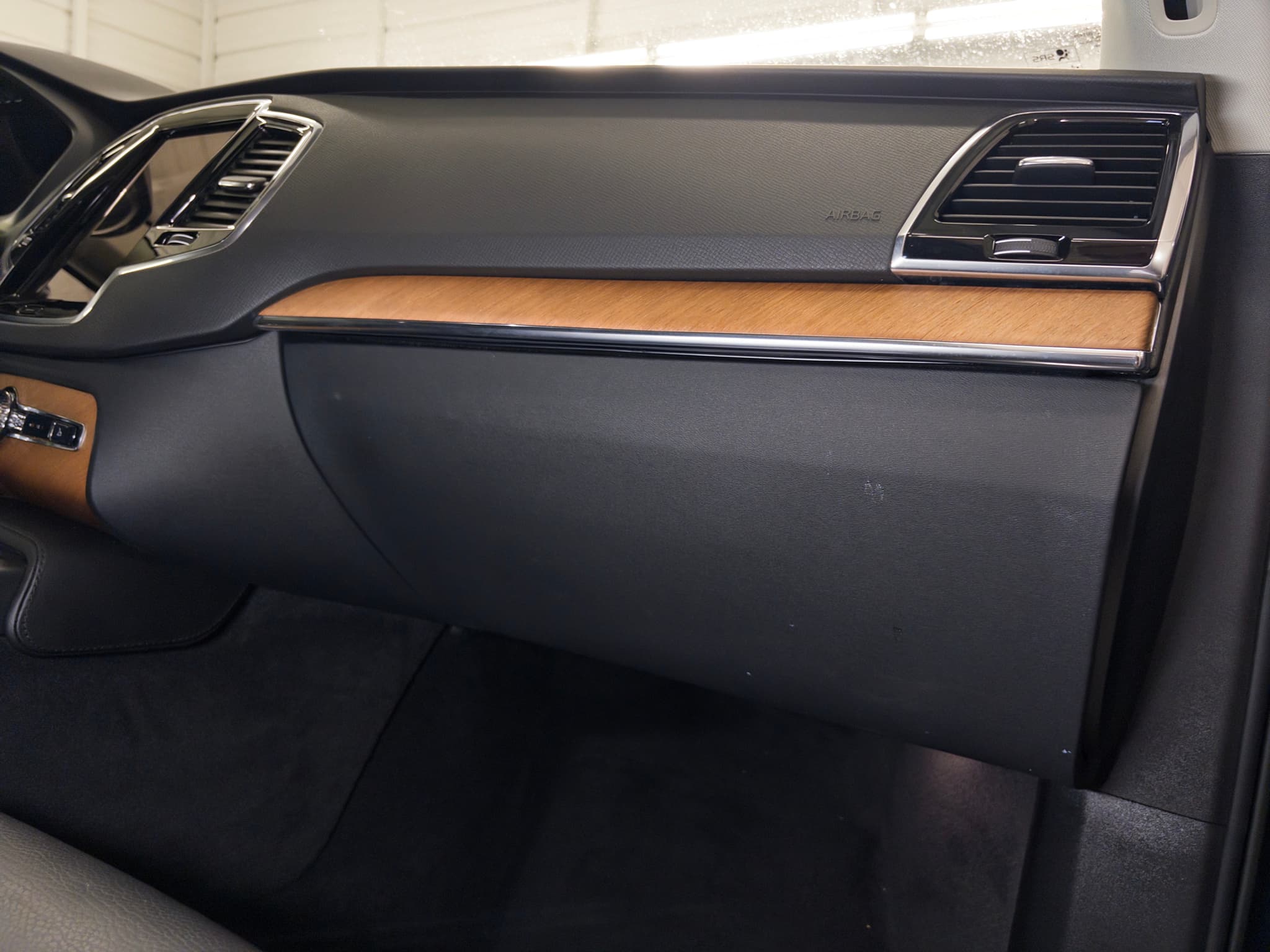 2023 Volvo XC90 view 21