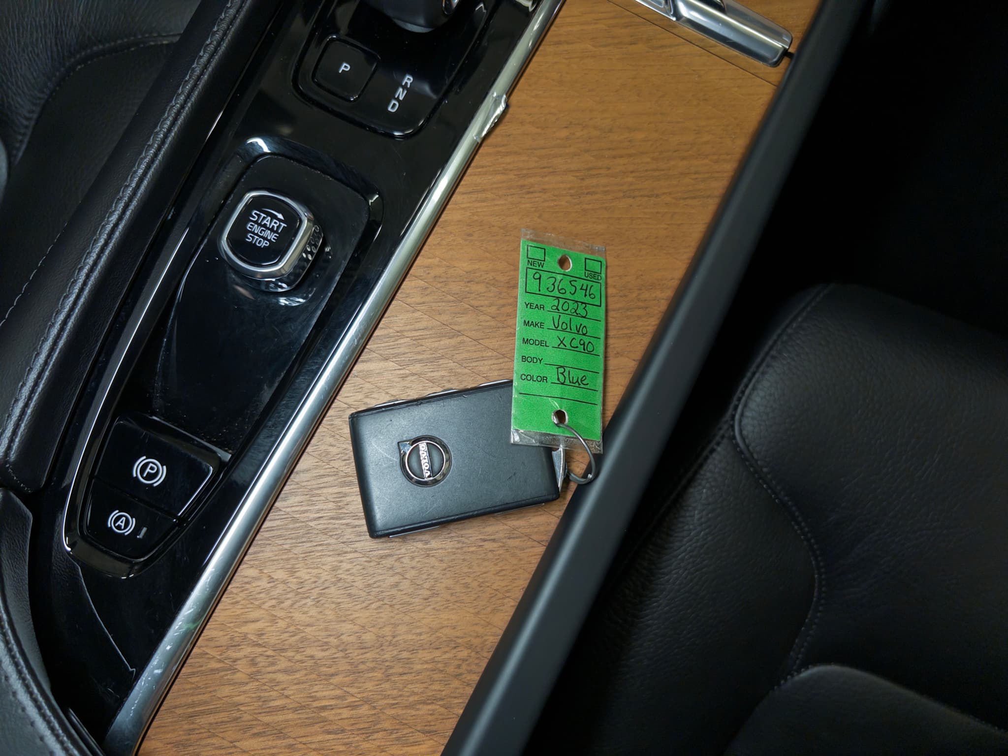 2023 Volvo XC90 view 25