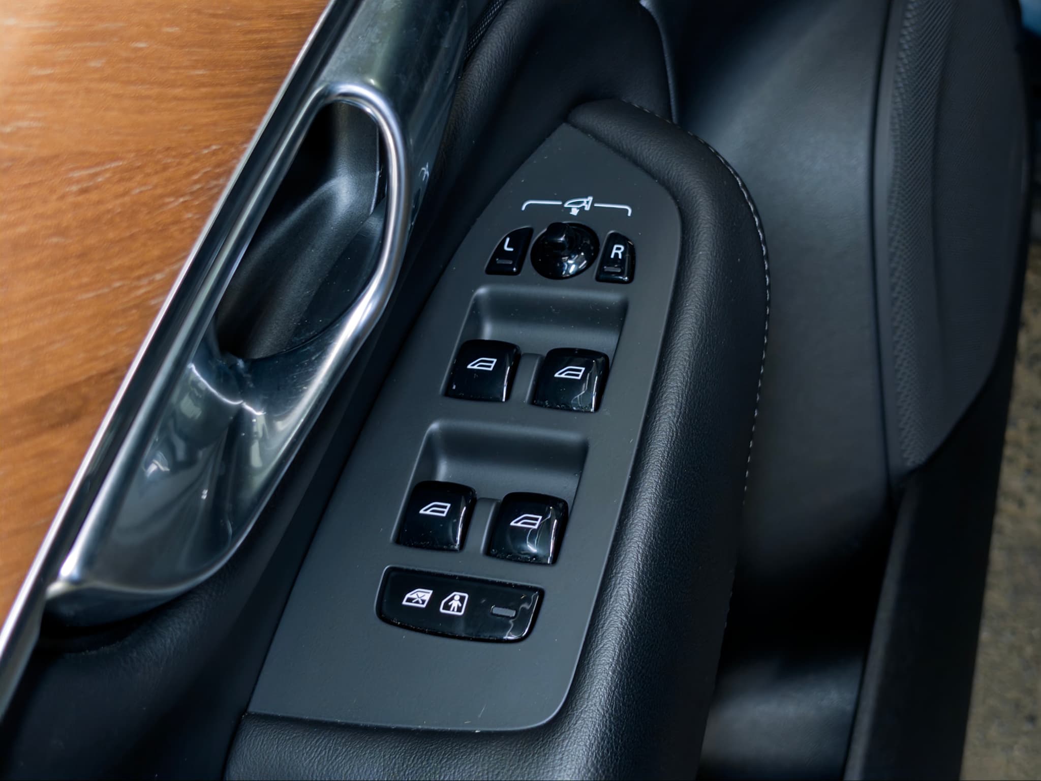 2023 Volvo XC90 view 8