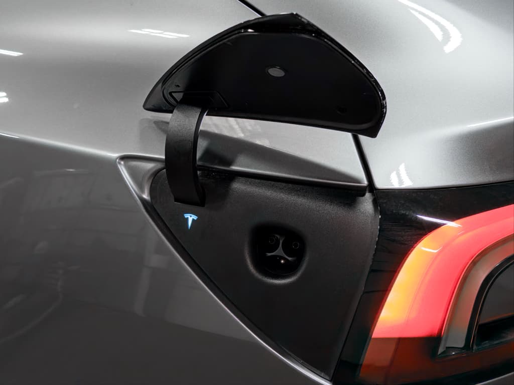 2025 Tesla Model 3 view 5