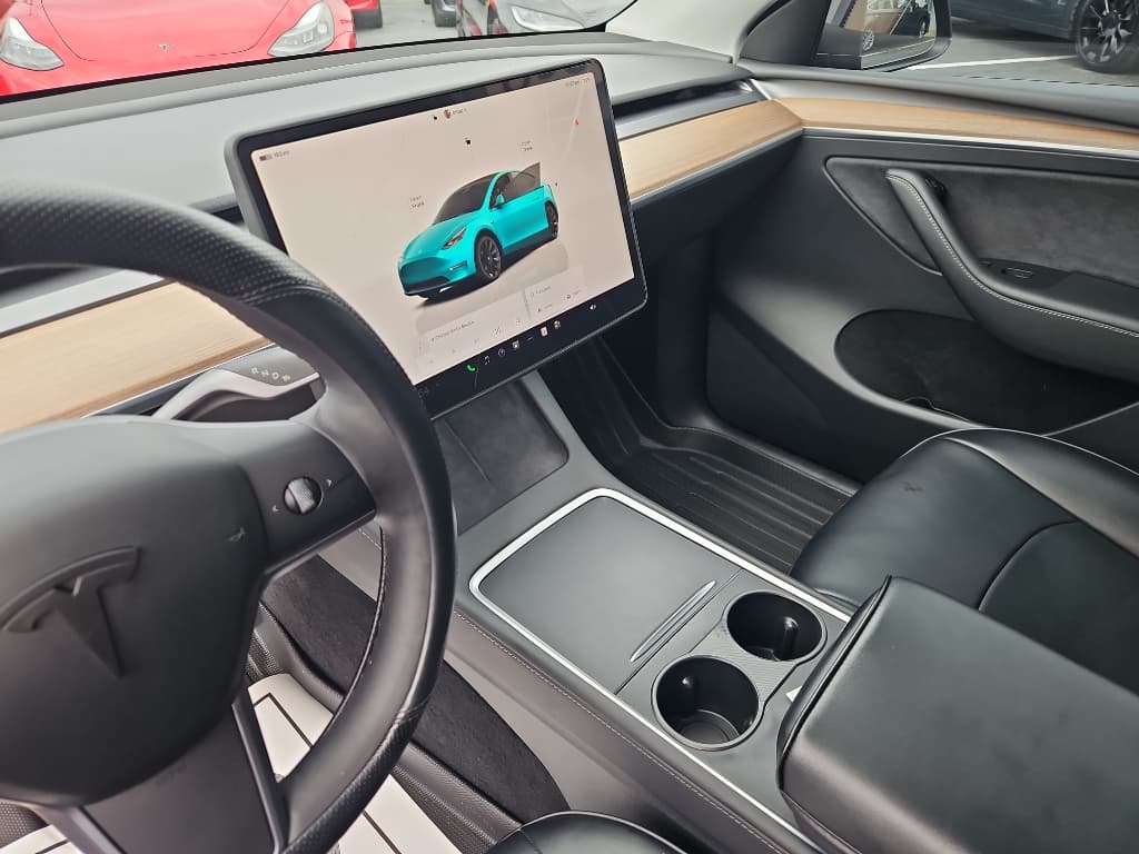 2023 Tesla Model Y view 15