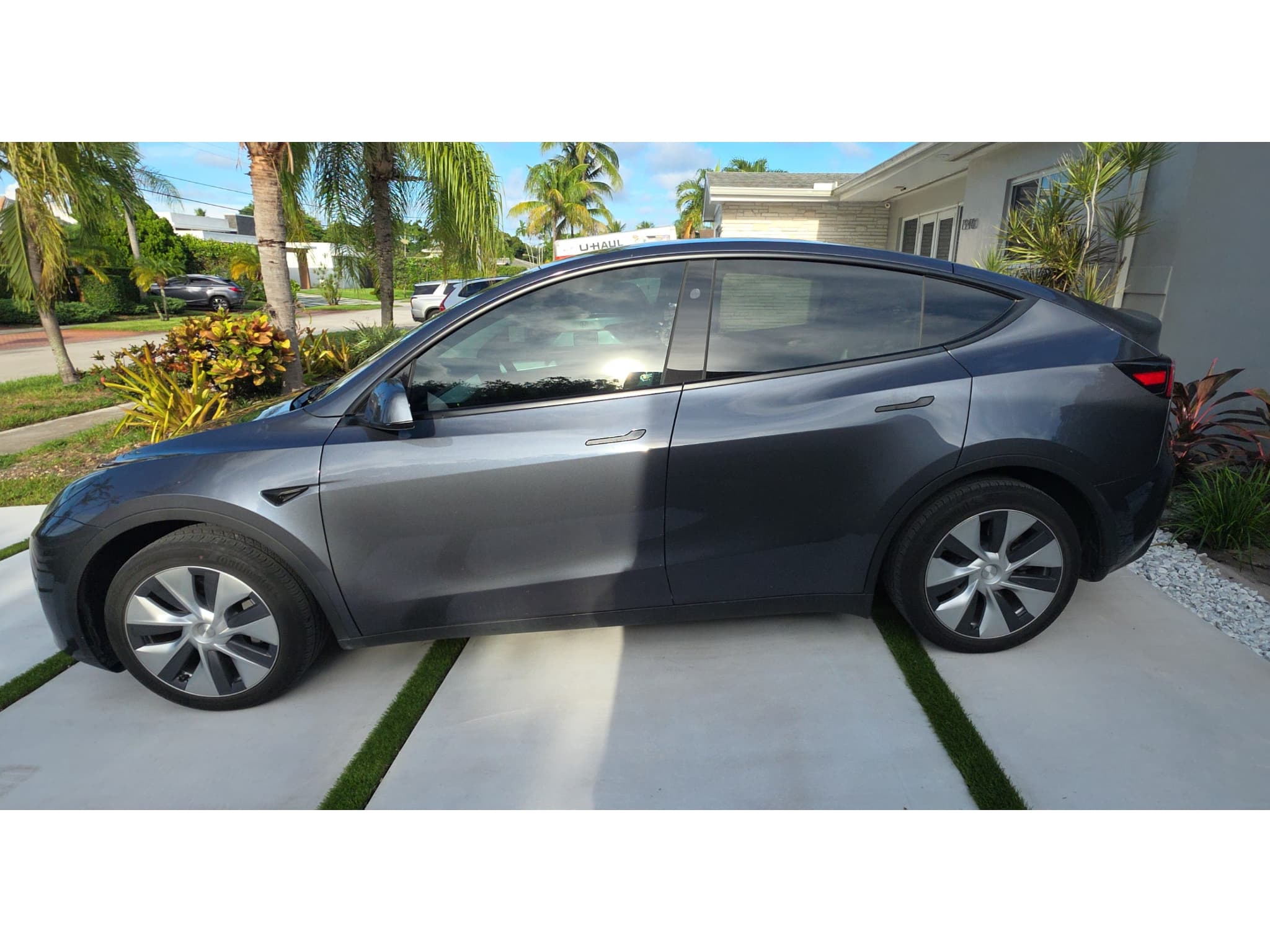 2023 Tesla Model Y view 4