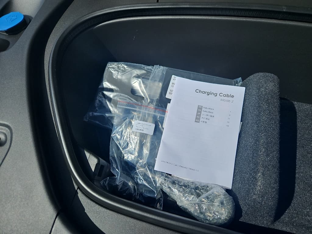 2023 Volvo XC40 view 8