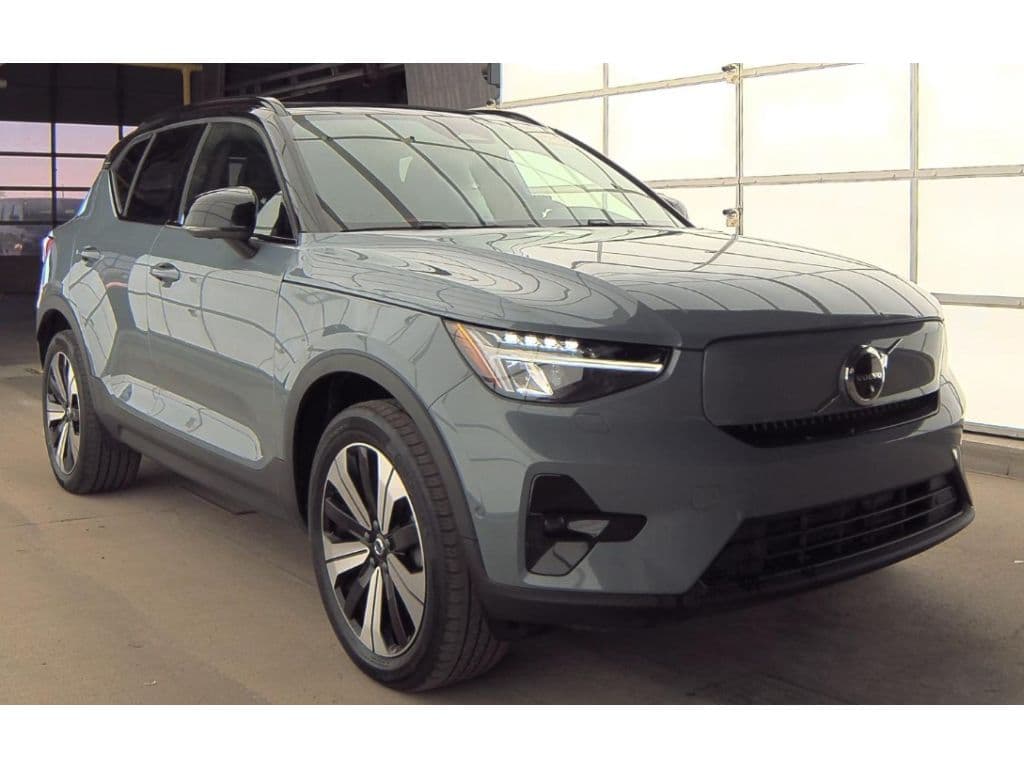 2023 Volvo XC40 view 3