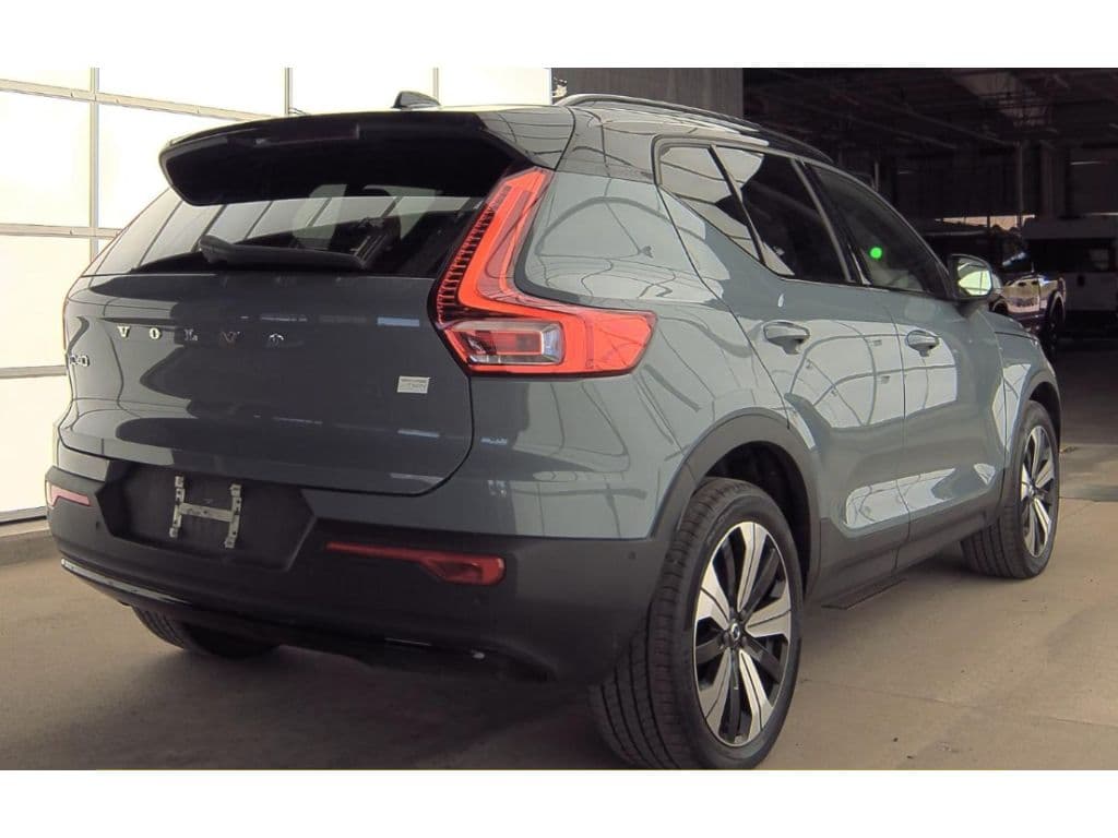 2023 Volvo XC40 view 4