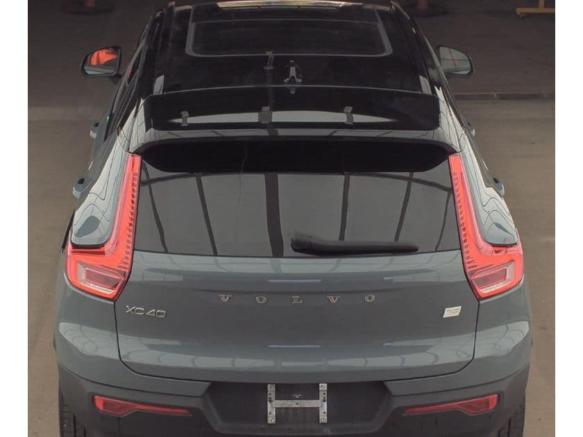 2023 Volvo XC40 view 5