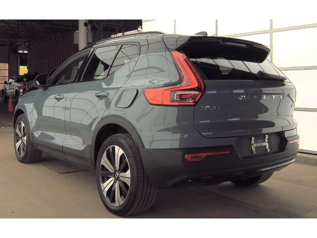 2023 Volvo XC40 view 6