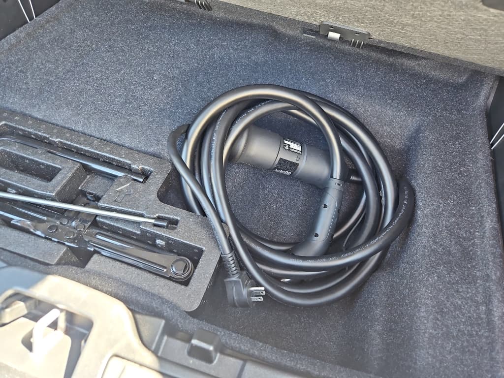 2023 Volvo XC40 view 7