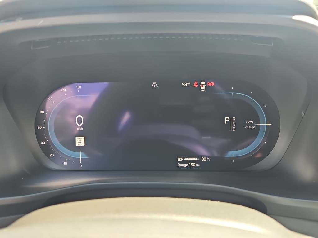 2023 Volvo XC40 view 10