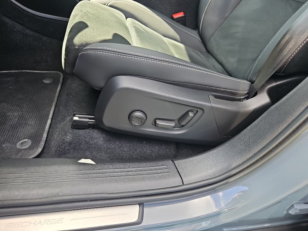 2023 Volvo XC40 view 34