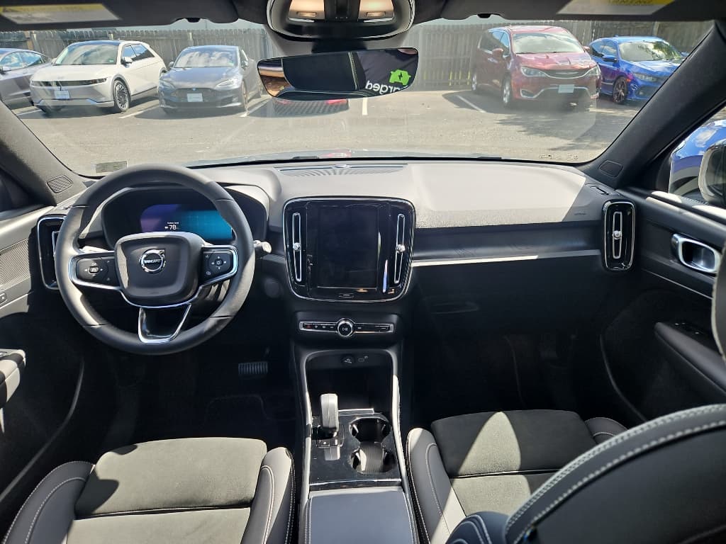 2023 Volvo XC40 view 17