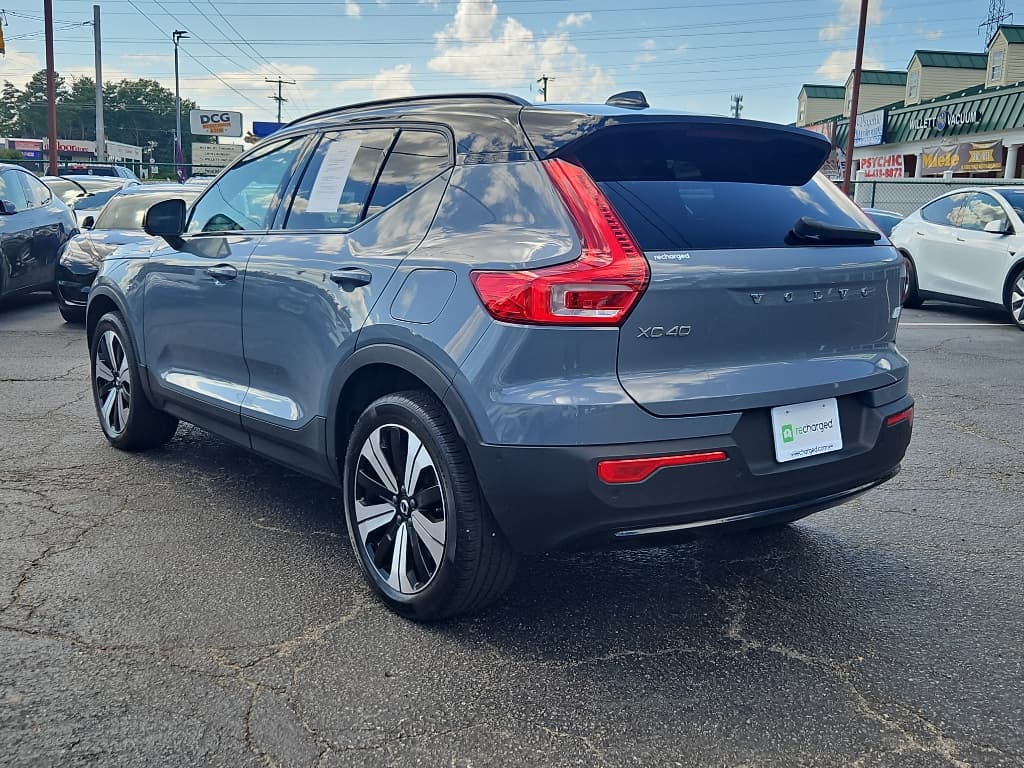 2023 Volvo XC40 view 2