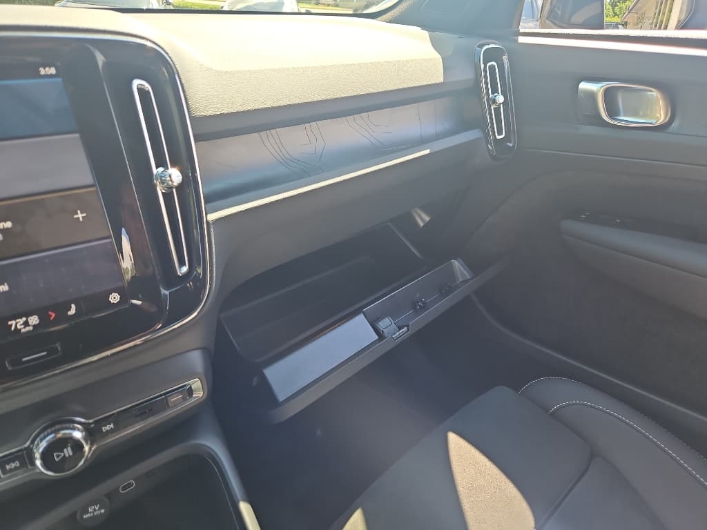 2023 Volvo XC40 view 19