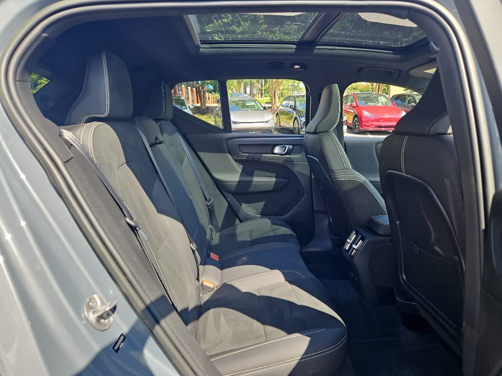 2023 Volvo XC40 view 21
