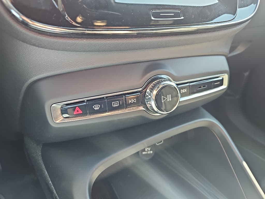 2023 Volvo XC40 view 16
