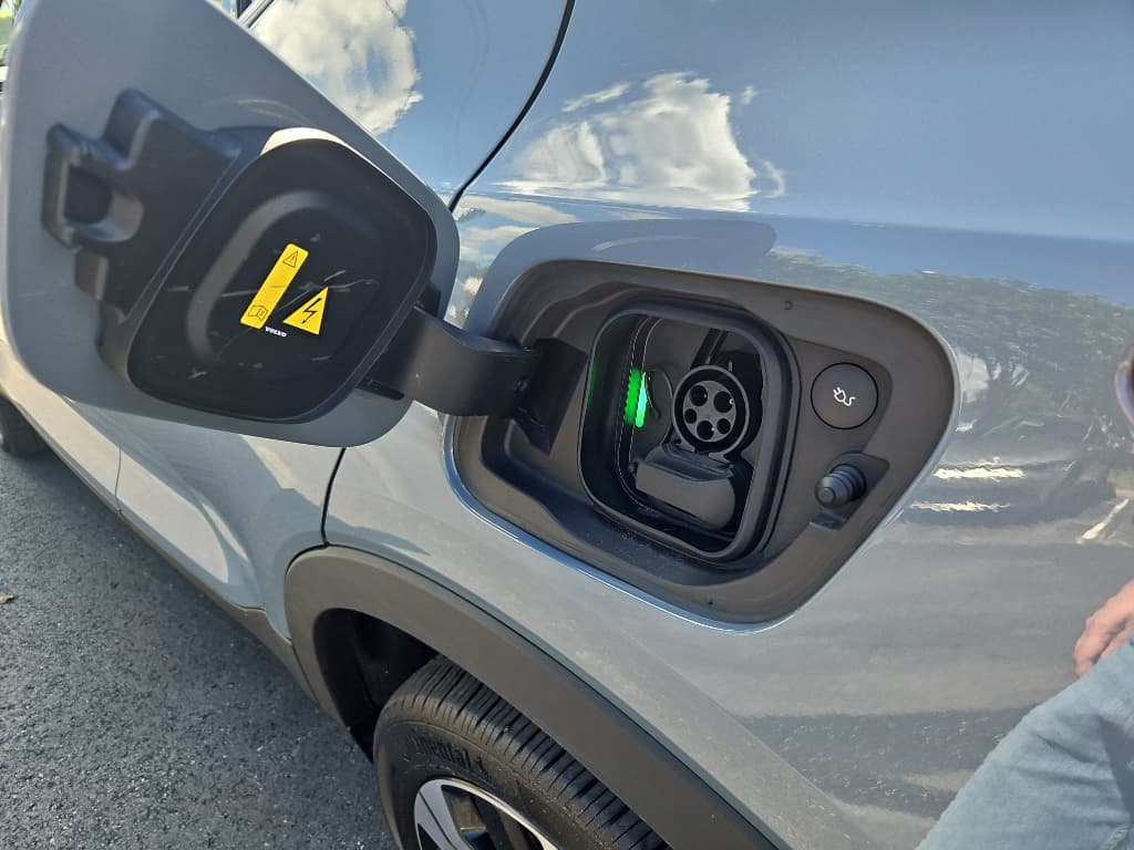2023 Volvo XC40 view 6