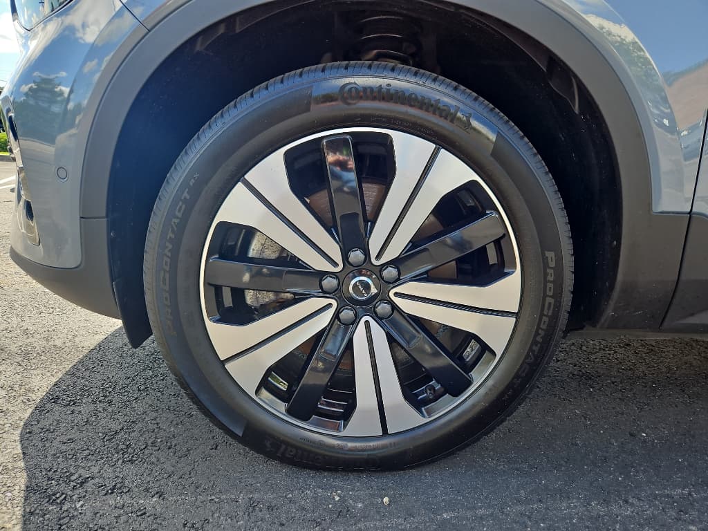2023 Volvo XC40 view 26