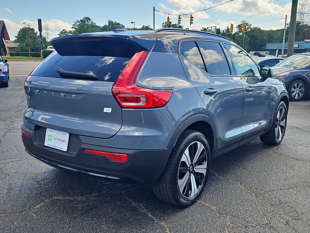 2023 Volvo XC40 view 4