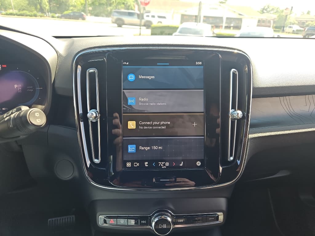 2023 Volvo XC40 view 12
