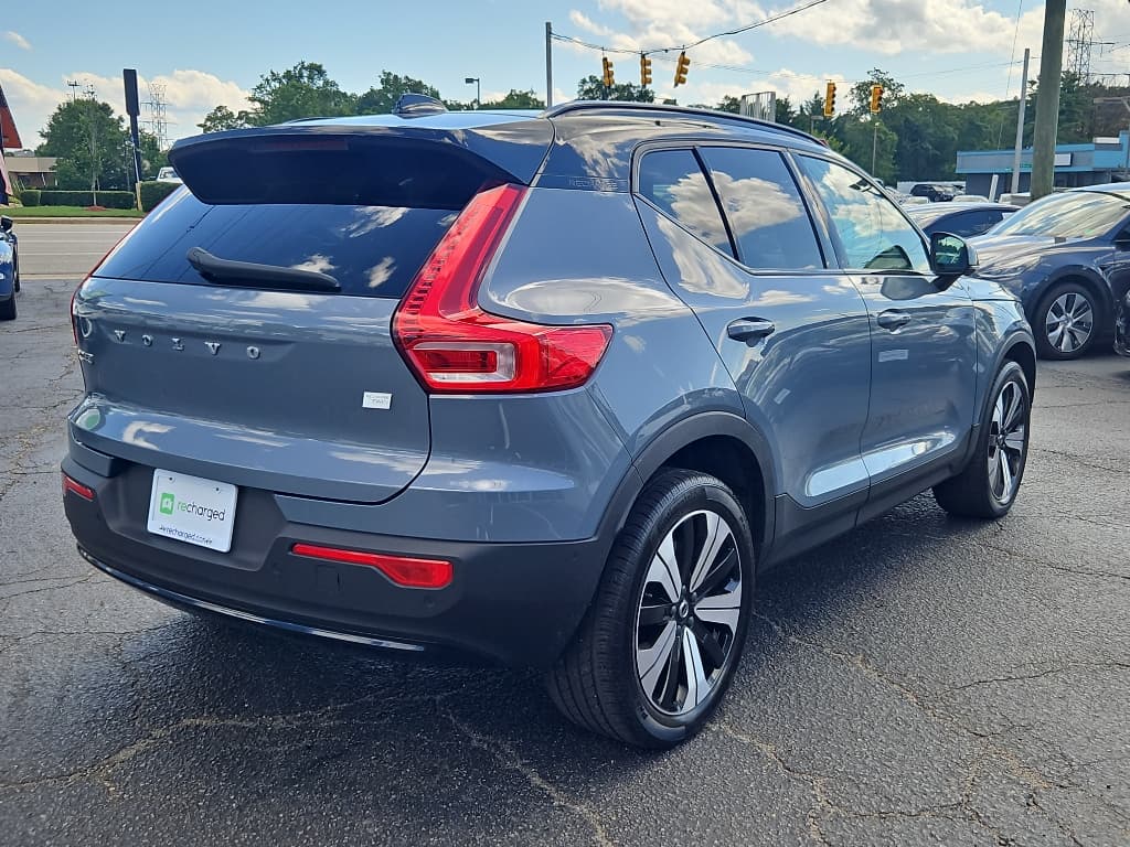 2023 Volvo XC40 view 3