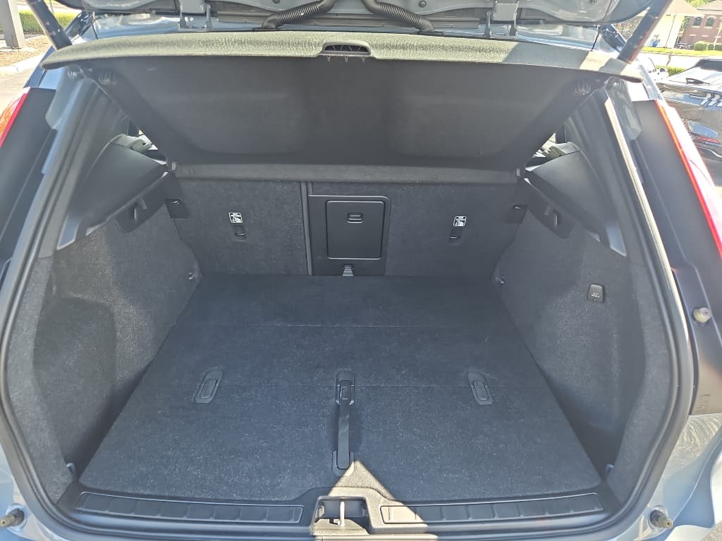 2023 Volvo XC40 view 22