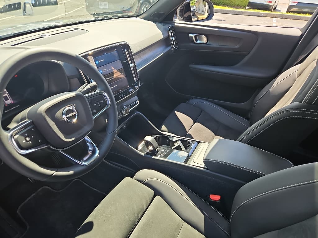 2023 Volvo XC40 view 18
